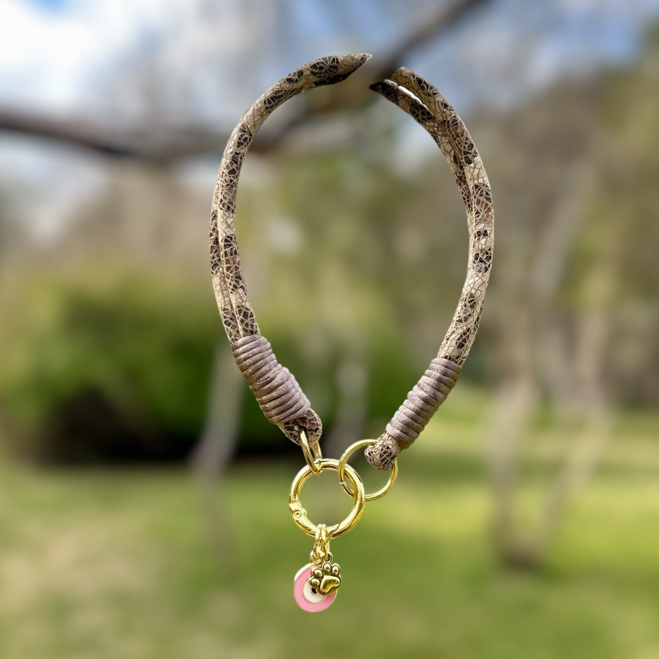 Açık Leopar Desenli Köpek Kolyesi