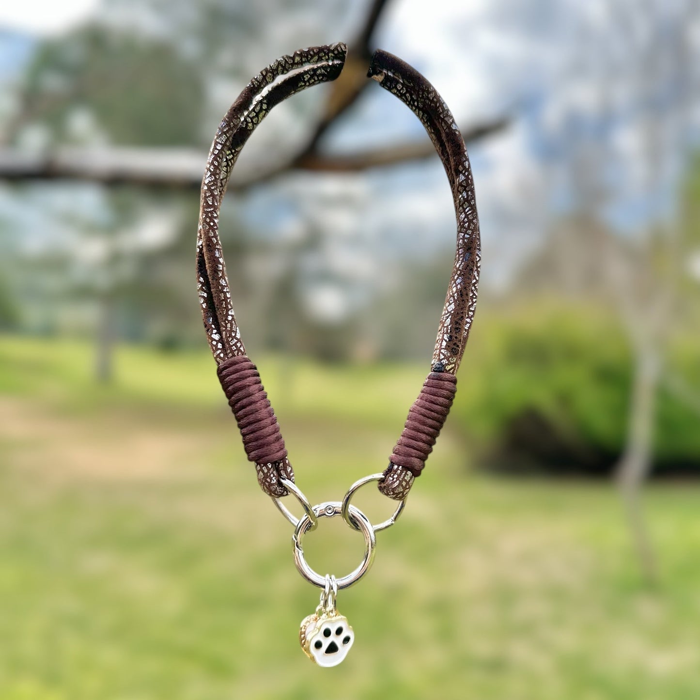 Kahverengi Gümüş Detaylı Köpek Kolyesi