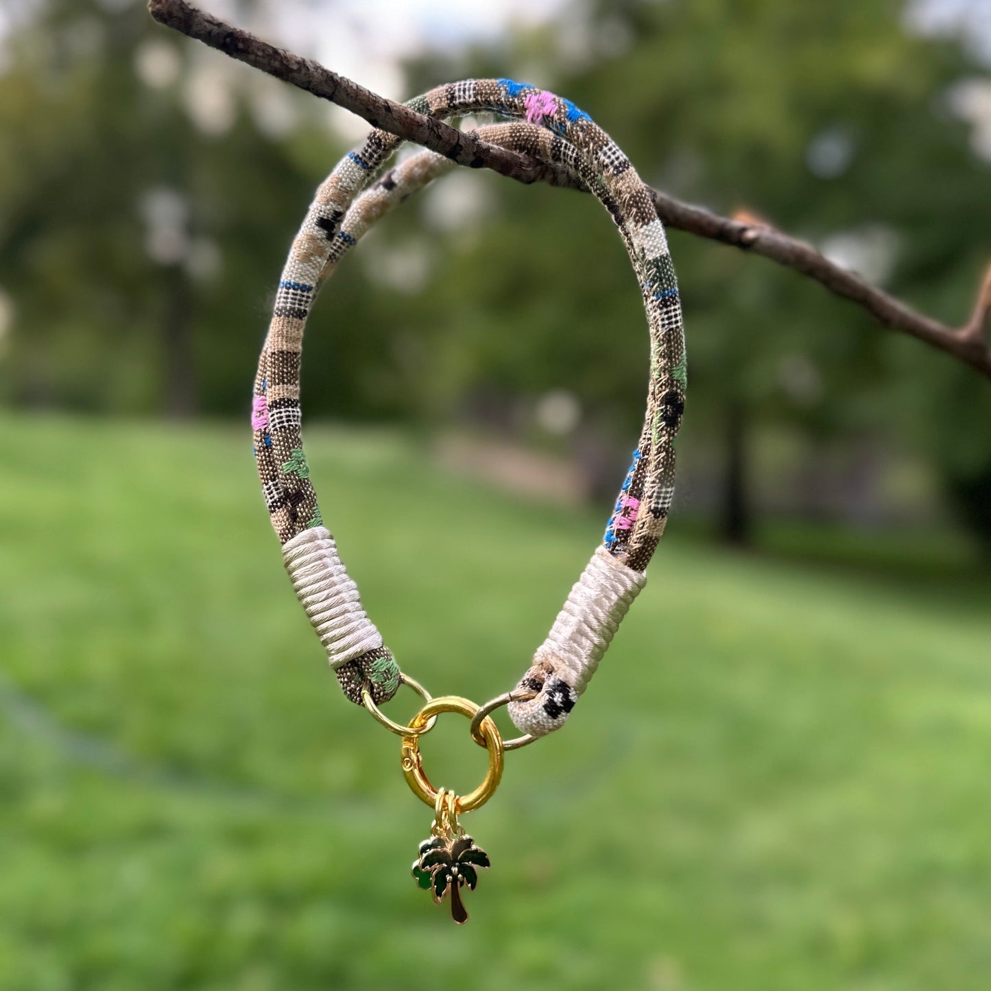 Çiçekli Krem Köpek Kolyesi