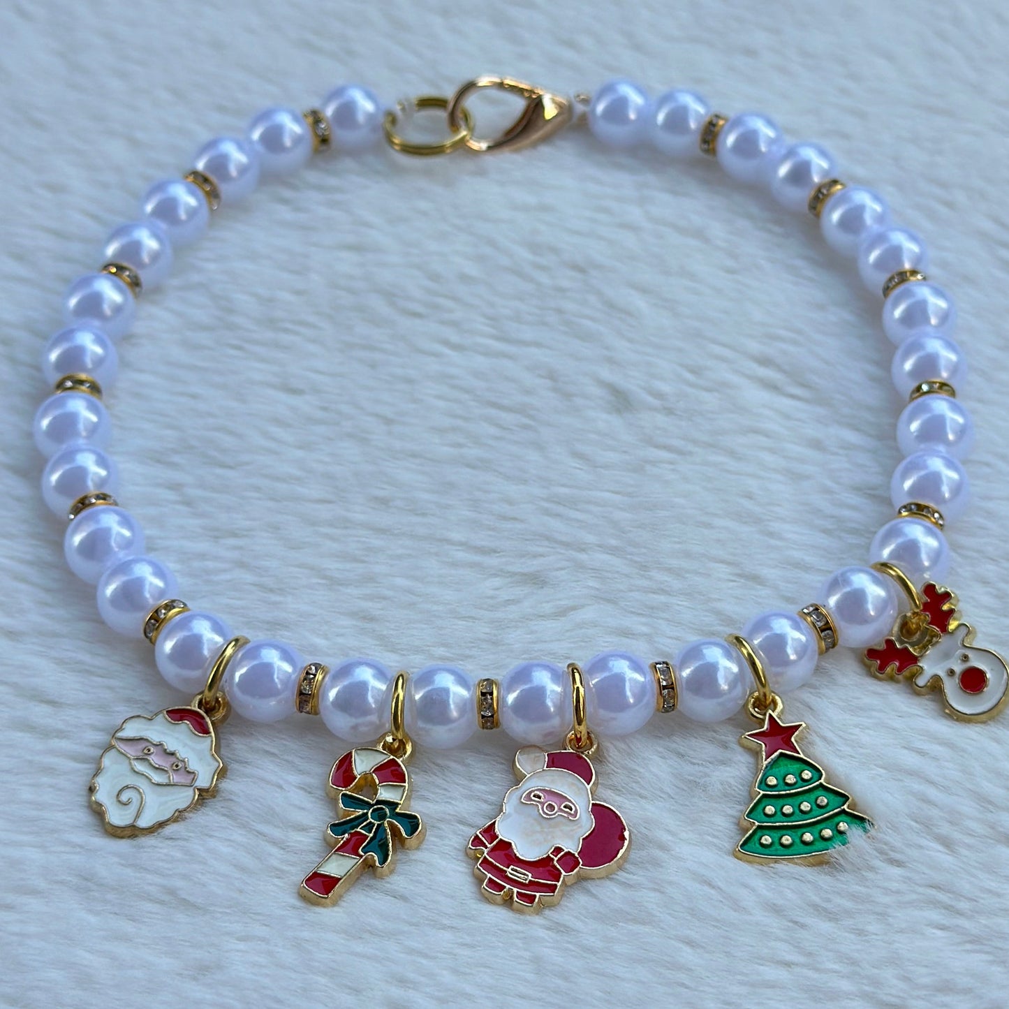 Beş Charmlı Küçük İncili Kolye 3