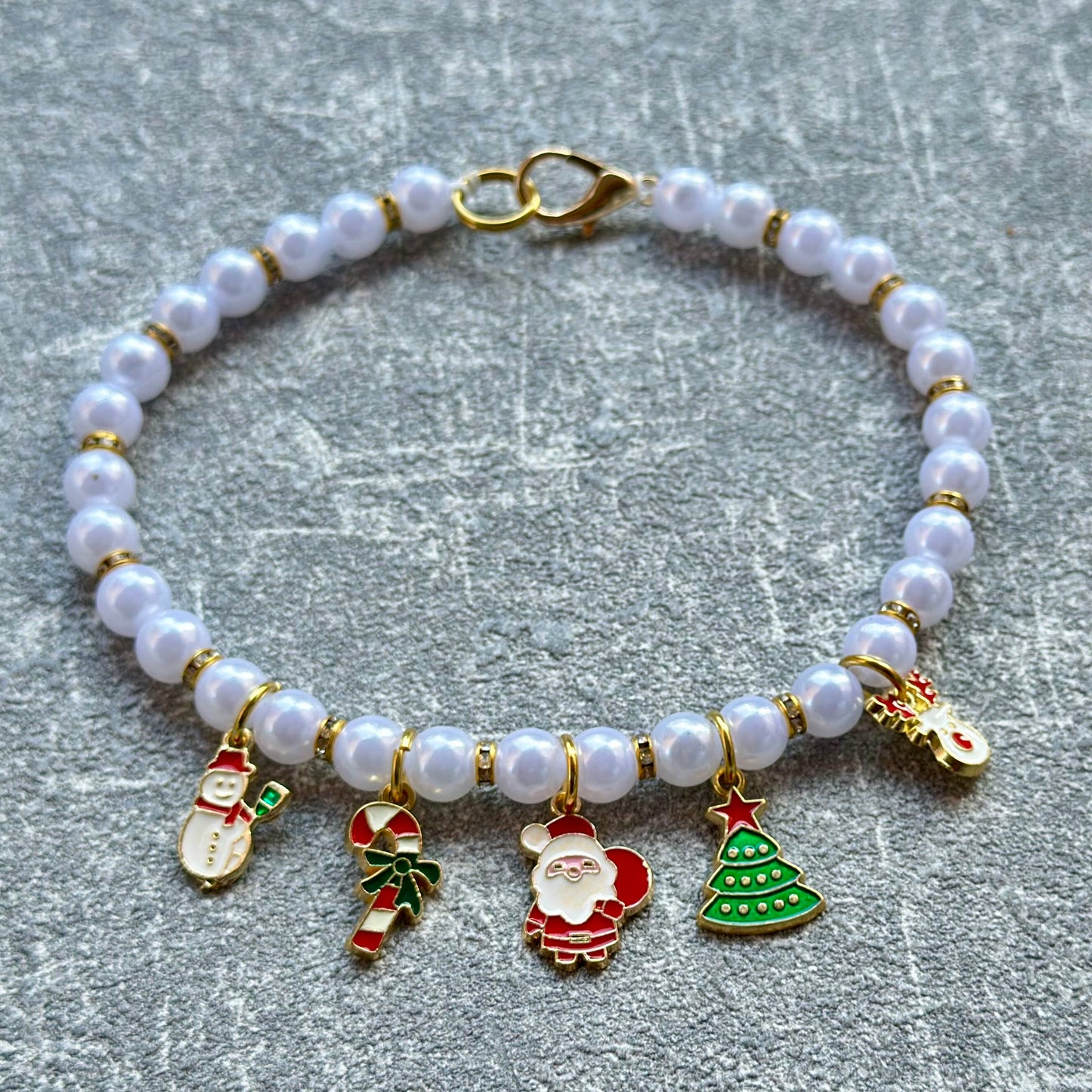 Beş Charmlı Küçük İncili Kolye 3