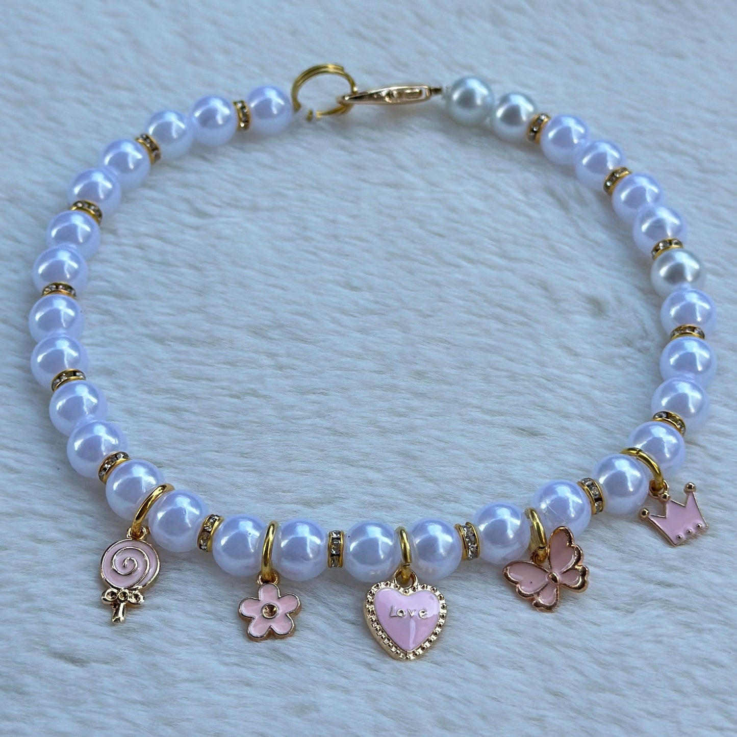 Beş Charmlı Küçük İncili Kolye