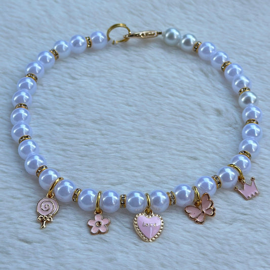 Beş Charmlı Küçük İncili Kolye