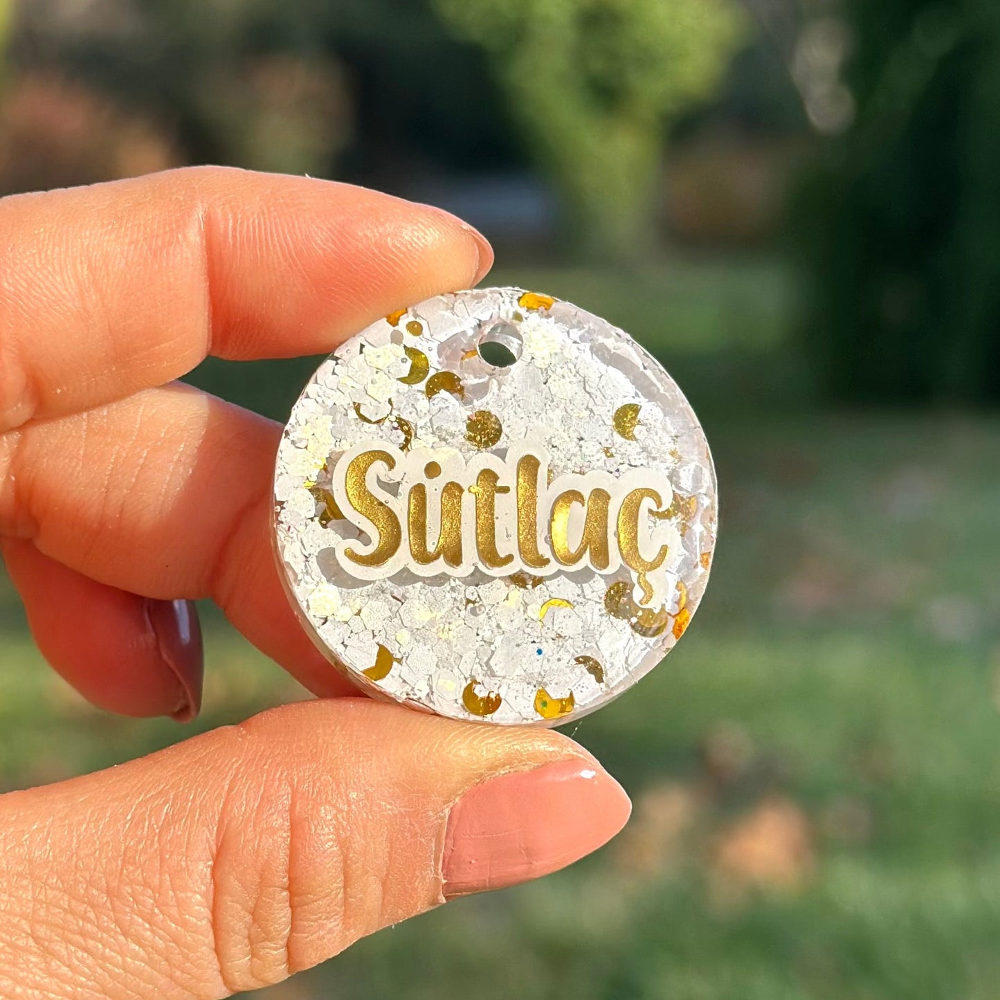 White Glow | İsimli Köpek Künyesi