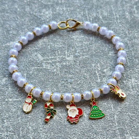 Beş Charmlı Küçük İncili Kolye 3